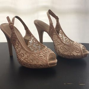 Off-white formal detailed heels!